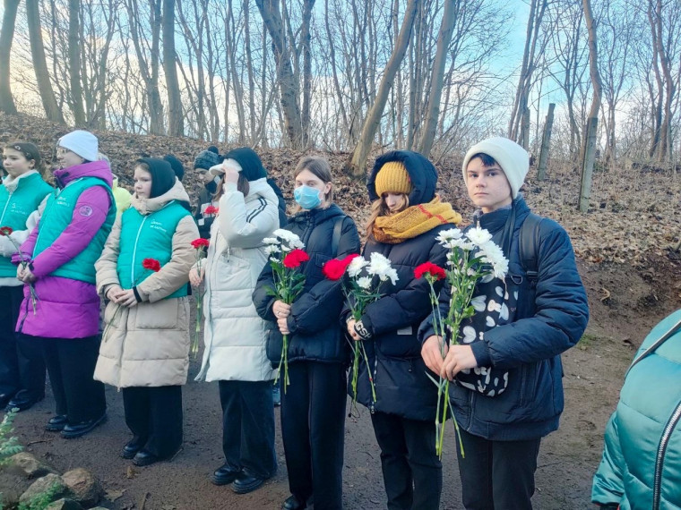 25 января волонтёры и активисты школьного музея почтили память погибших военнопленных лагеря «Шталаг 1 А».